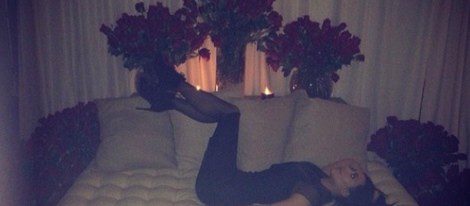  Kim Kardashian posa rodeada de flores / Instagram