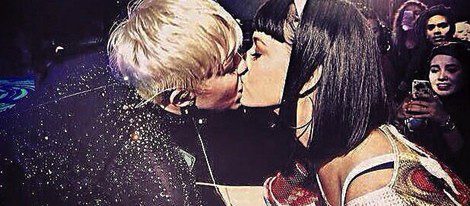 Miley Cyrus besando a Katy Perry en un concierto en Los Ángeles