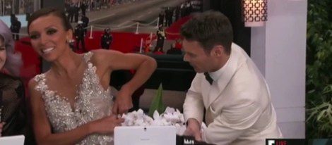  Ryan Seacrest intentando arreglar el vestido de Giuliana