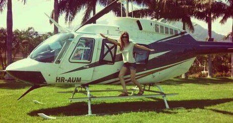 Raquel Sánchez Silva con el helicóptero desde el que saltarán los concursantes / Twitter