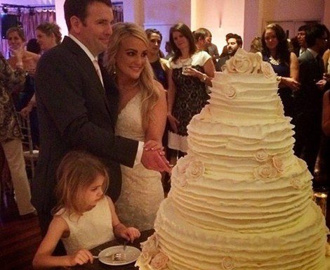 Jamie Lynn Spears y Jamie Watson cortan la tarta de su boda