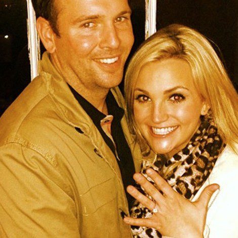 Jamie Lynn Spears muestra su anillo de compromiso junto a Jamie Watson