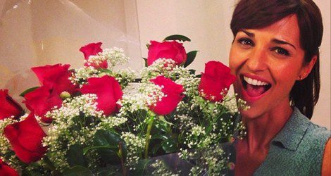 Paula Echevarría con las rosas que le envió David Bustamante por su aniversario