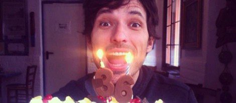 Andrés Velencoso con la tarta de su 36 cumpleaños