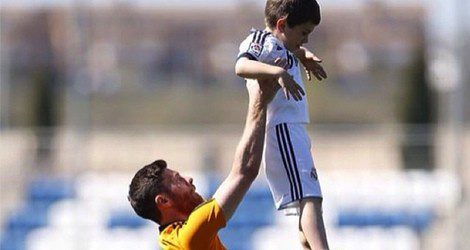 Xabi Alonso con su hijo Jon