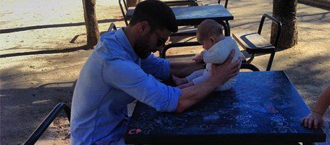 El futbolista Xabi Alonso con su hija pequeña Emma