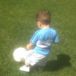 Enzo jugando al fútbol