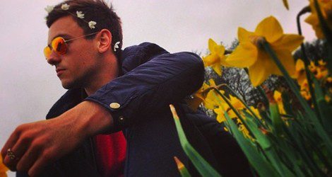 Tom Daley con una corina de flores | Foto: Dustin Lance Black