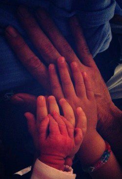 La mano de Carlos Moyá y la de sus tres hijos
