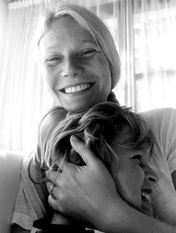Gwyneth Paltrow sin maquillar muestra su anillo de casada abrazando a su hijo Moses por su cumpleaños | Twitter