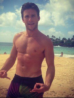  Scott Eastwood sin camiseta en la playa