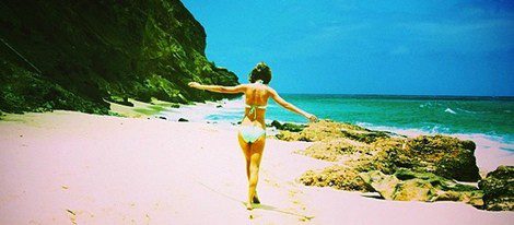 Taylor Swift luce cuerpo con un bikini blanco en una desconocida playa