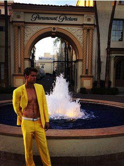 Chord Overstreet muestra sus abdominales vestido con un traje amarillo en el rodaje de 'Glee'