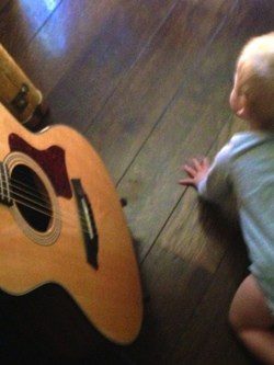 Tennessee hijo de Reese Witherspoon al lado de una guitarra / Instagram