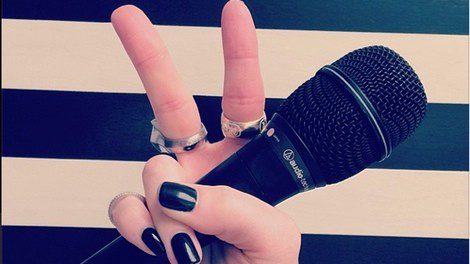 Gwen Stefani hace el símbolo de 'La Voz' confirmando su nuevo puesto como coach