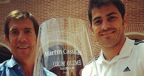 Iker Casillas con el regalo para Martín
