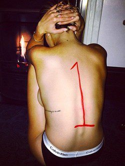 Rita Ora celebra su número 1 en topless / Instagram