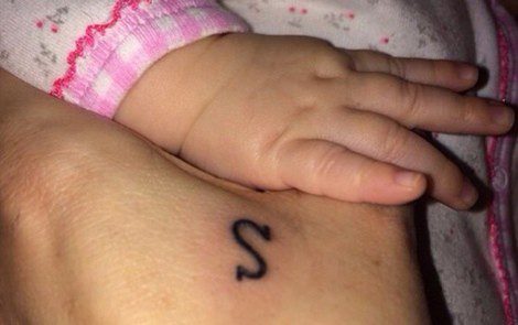 Tamara Ecclestone mostrando su tatuaje junto a la mano de Sophia / Instagram