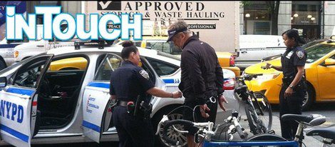 Alec Baldwin metiéndose en el coche policial tras ser arrestado