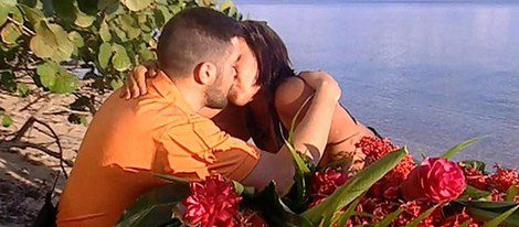 Chiqui y Borja besándose en 'Supervivientes 2014' / Telecinco.es