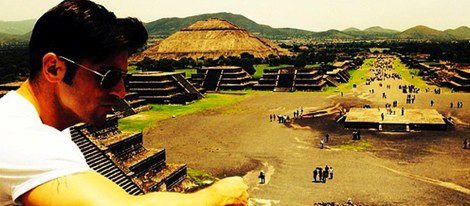 David Bustamante en las pirámides de Teotihuacán