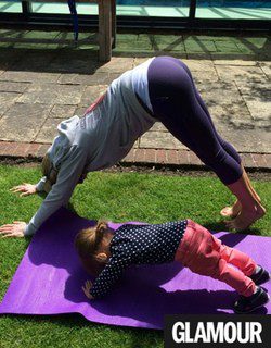 Elsa Pataky haciendo yoga con India Rose
