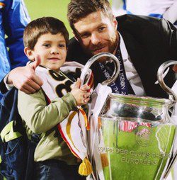 Xabi Alonso y su hijo Jon con la Champions 2014