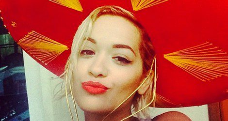  Selfie de Rita Ora con un sombrero mejicano/Instagram