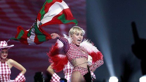 Miley Cyrus saca una ikurriña durante su concierto en Barcelona (EFE)