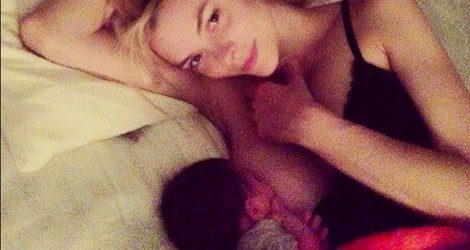 Jaime King subió una fotografía amamantando a su hijo James/Instagram