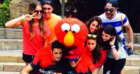 Marc Bartra, Melissa Jiménez y sus amigos se hacen un selfie con Elmo | Foto: Instagram