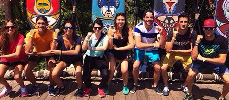 Marc Bartra y Melissa Jiménez con sus amigos en Port Aventura | Foto: Instagram
