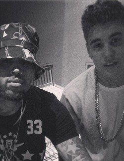 Justin Bieber y Chris Brown publican una foto desde el estudio anunciando dueto musical