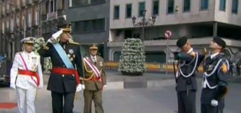El Rey Felipe VI pasa revista a la fuerza antes de entrar en el Congreso para su proclamación