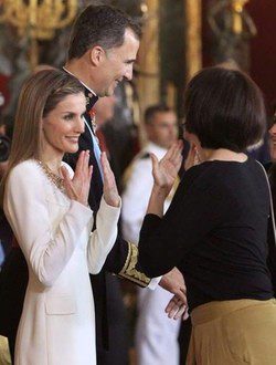 Doña Letizia saluda en lengua de signos|EFE (Luis Tejido)