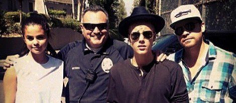 Justin Bieber, Selena Gomez junto al teniente Beccera en el zoo
