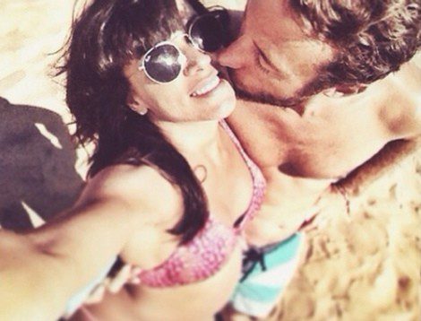 Raquel del Rosario y Pedro Castro en la playa / Foto: Instagram
