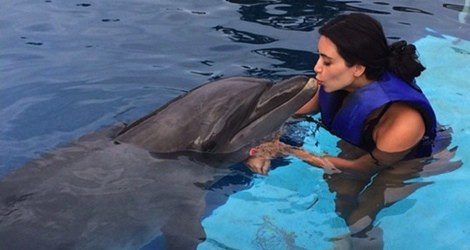 Kim Kardashian besando a un delfín/Instagram