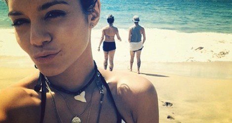 Vanessa Hudgens se hace un selfie sin maquillar en Hawai