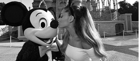 Ariana Grande celebra su 21 cumpleaños besando a Mickey Mouse