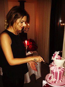 Cheryl Cole partiendo la tarta/Instagram