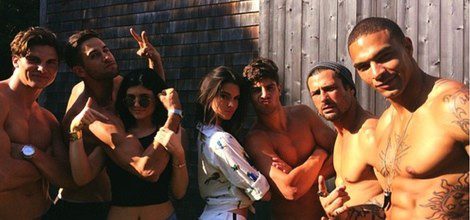 Kendall y Kylie Jenner con cinco musculosos hombres/Instagram
