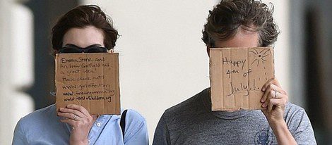 Anne Hathaway y Adam Shulman imitan a Emma Stone y Andrew Garfield / Daily Mail