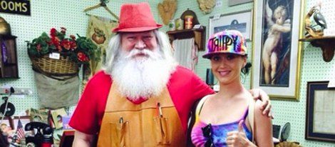 Katy Perry en compañía de Santa en un mercadillo/Instagram