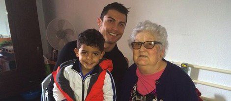 Cristiano Ronaldo con su hijo y su abuela / Foto: Twitter