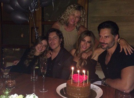 Sofía Vergara celebrando su 42 cumpleaños con amigos / Foto: Twitter