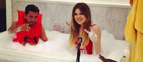 Khloé Kardashian y Scott Disick juntos compartiendo una espumosa bañera/Instagram