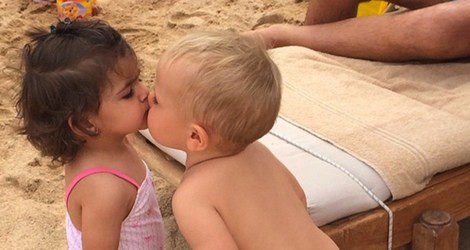 Lia Fàbregas se besa con un niño en la playa