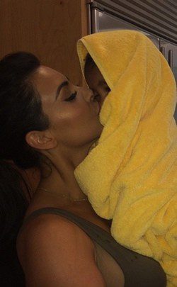 Kim Kardashian besa a su hija North West / Instagram