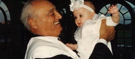 Ariana Grande cuando era un bebé junto a su abuelo / Instagram